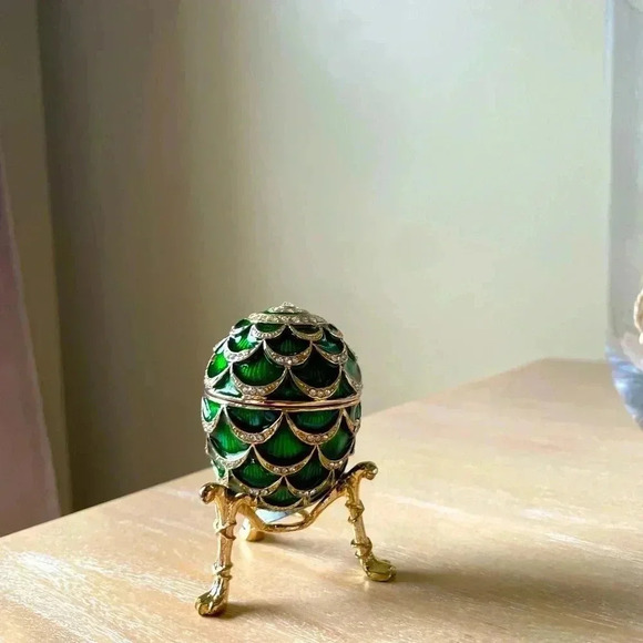 Stunning Emerald Color Russian Egg Watch With Stand - Picture 1 of 5